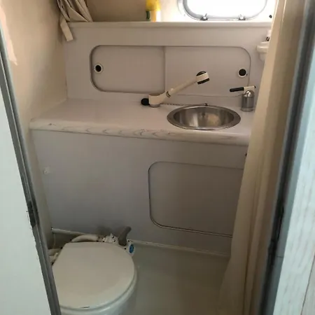Lady L Bateau 10 Metres Jacuzzi Hotel en barco *