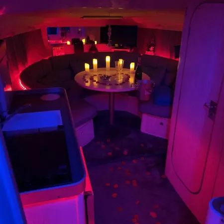 Lady L Bateau 10 Metres Jacuzzi Hotel en barco *
